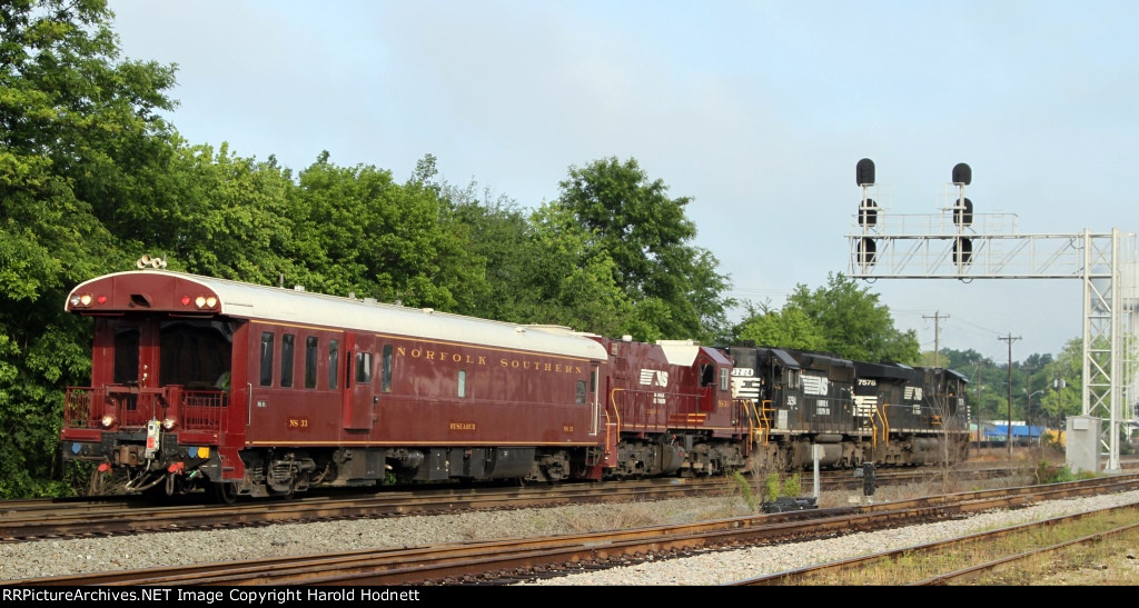 NS 33 & 34 bring up the rear on train 905